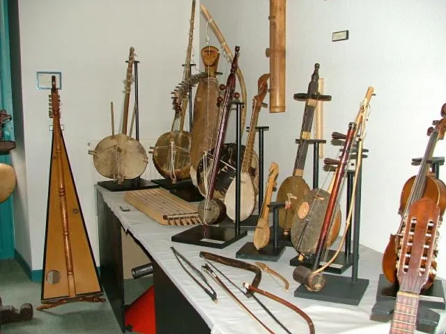 Image qui illustre: A la découverte de 2500 instruments de musique du Monde dans le château du Pin