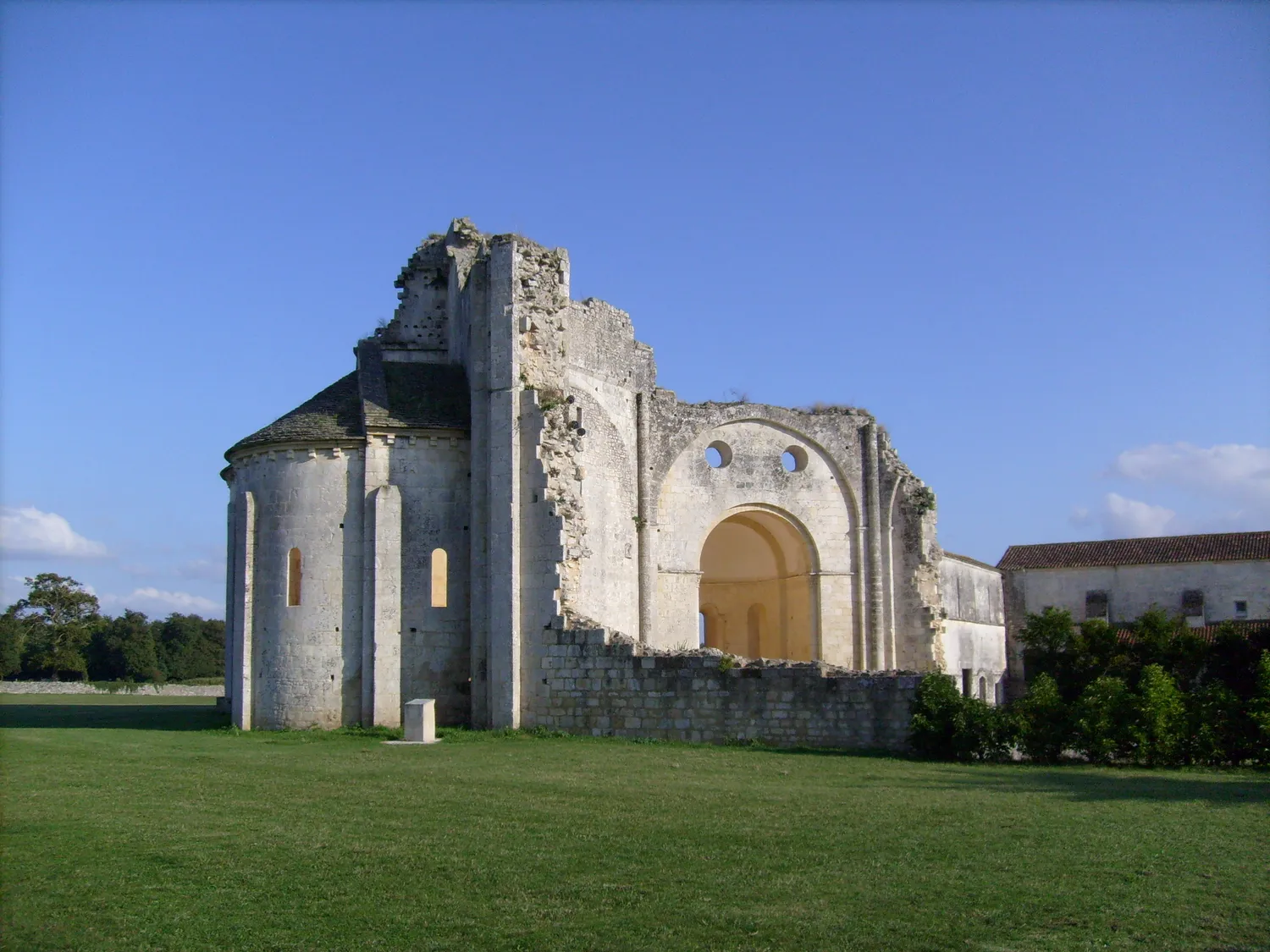 Image qui illustre: Abbaye De Trizay à Trizay - 0
