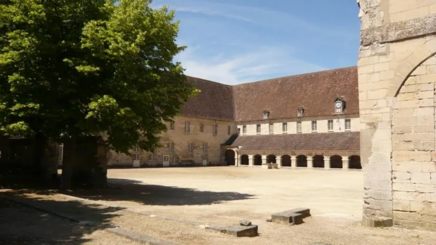 Image qui illustre: Visite de l'abbaye royale du moncel a tarif réduit et animations