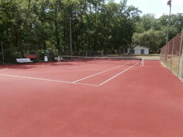 Image qui illustre: Courts de Tennis de Mézin