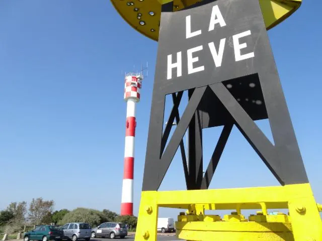 Image qui illustre: Le Cap de la Hève et le Plateau de Dollemard