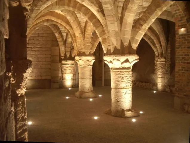 Image qui illustre: Visitez librement des caves médiévales