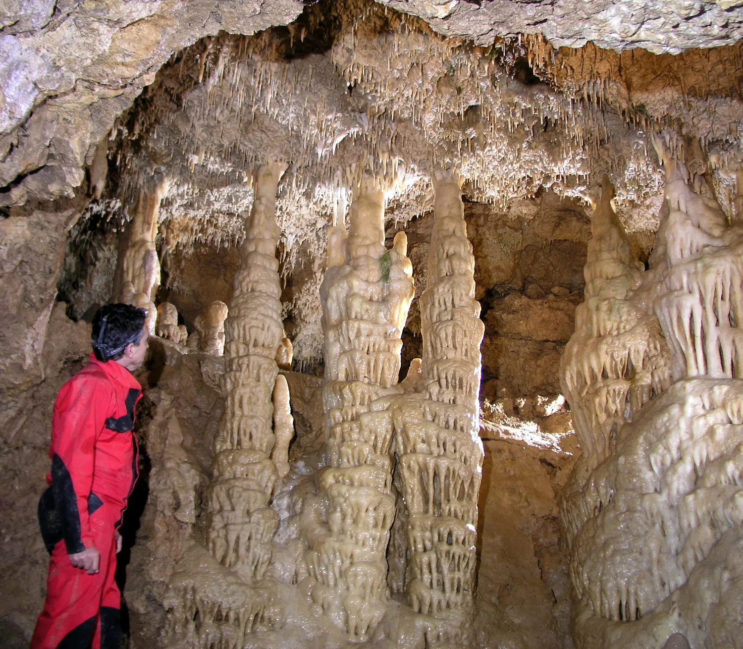 Image qui illustre: Grotte De Lastournelle à Sainte-Colombe-de-Villeneuve - 1