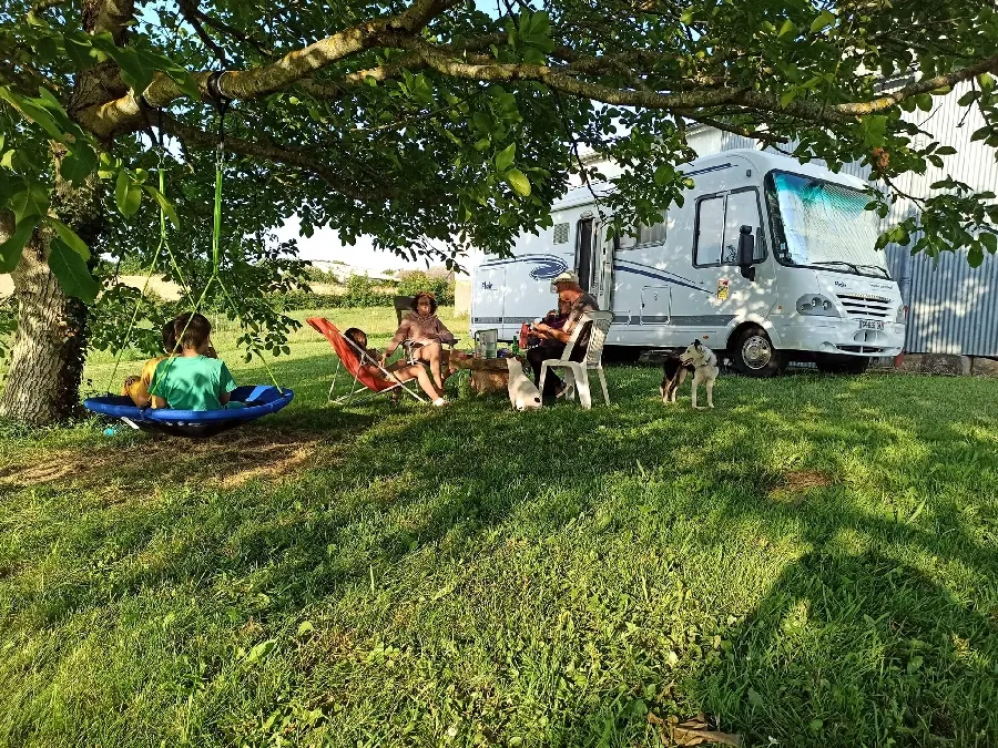 Image qui illustre: Aire De Camping-car De La Combe D'issart à Quins - 0