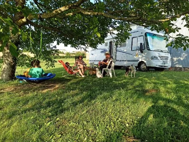 Image qui illustre: Aire De Camping-car De La Combe D'issart