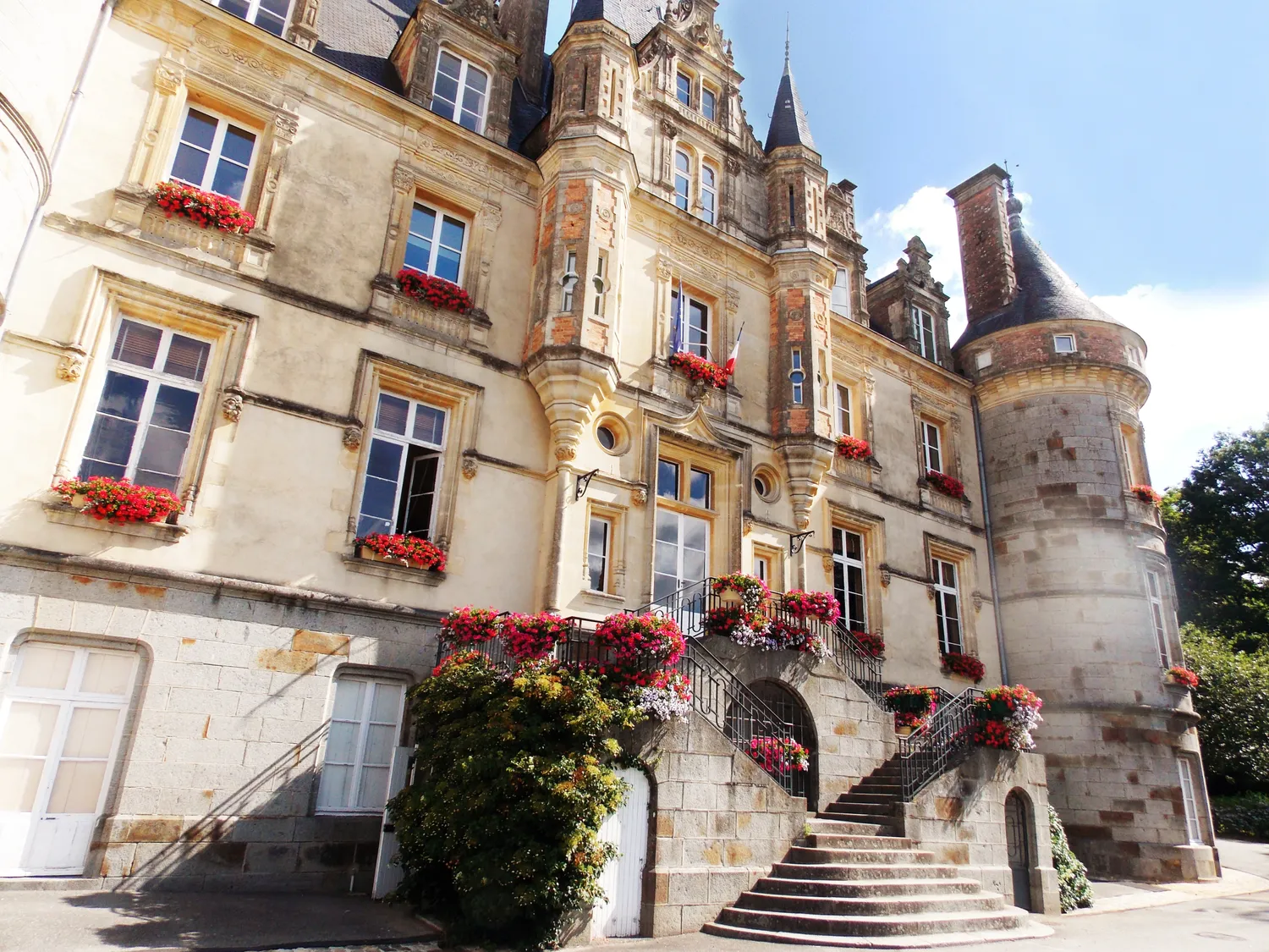 Image qui illustre: Visite guidée adaptée du château - hôtel de ville adaptée aux personnes à mobilité réduite à Bagnoles de l'Orne Normandie - 0