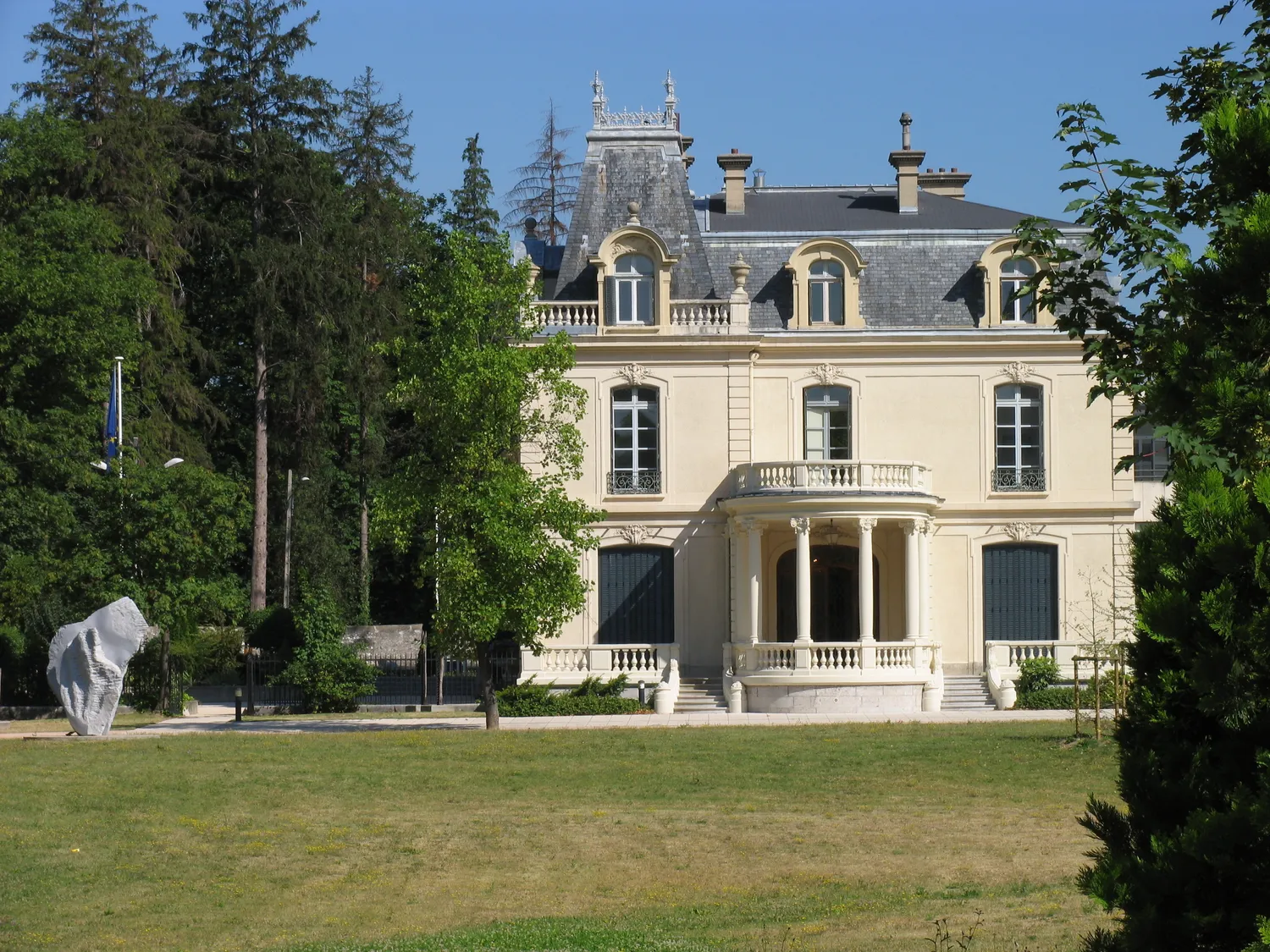 Image qui illustre: Visite du Château Borel par les élus et découverte des archives de la Ville à Saint-Égrève - 0