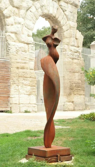 Image qui illustre: Exposition : parcours de sculptures à Creully sur Seulles - 0