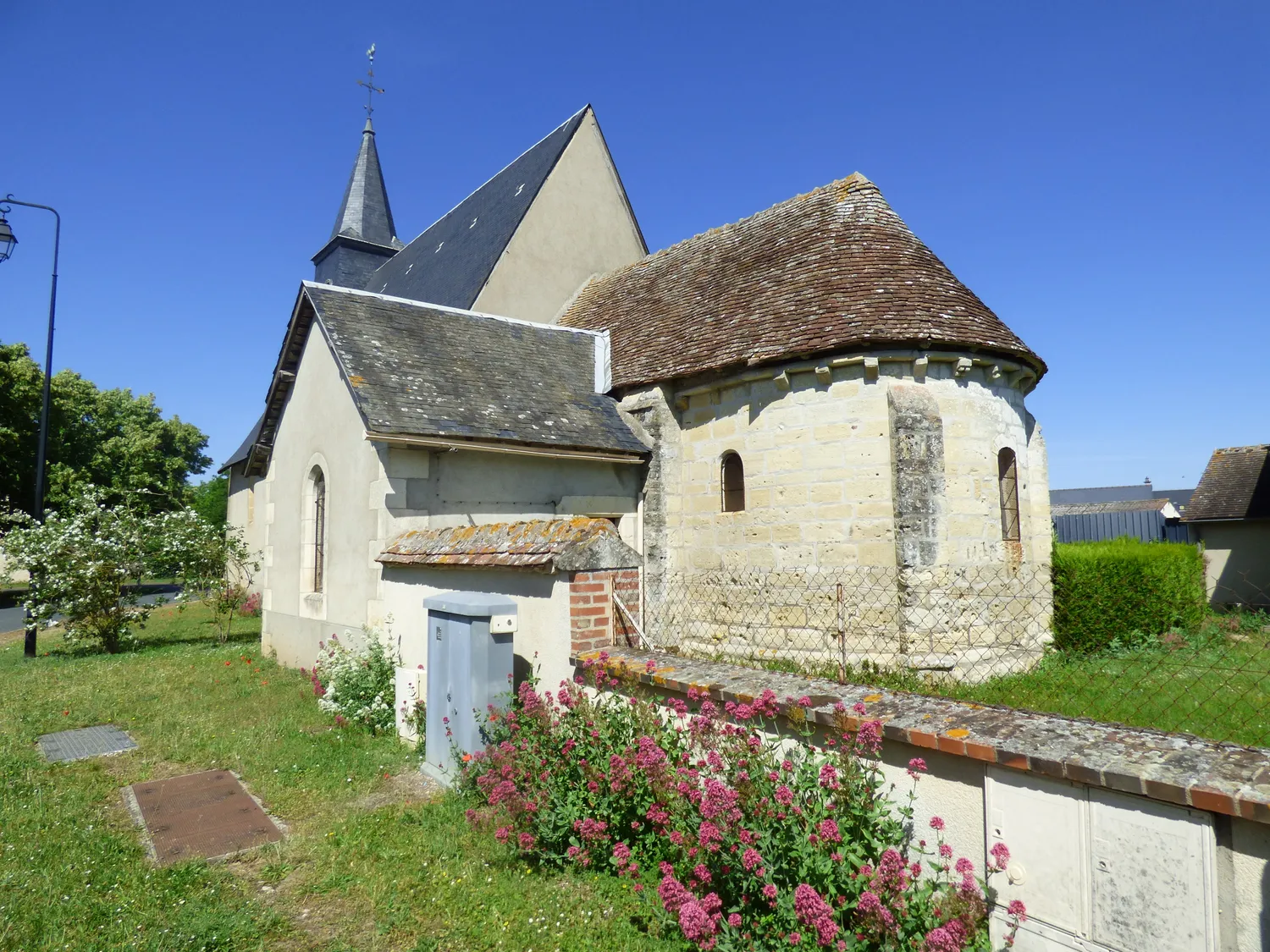 Image qui illustre: Eglise Saint-pierre à Saint-Pierre-de-Jards - 0