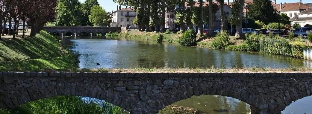 Image qui illustre: les vestiges bâtis du canal de la Vezouze près du Château