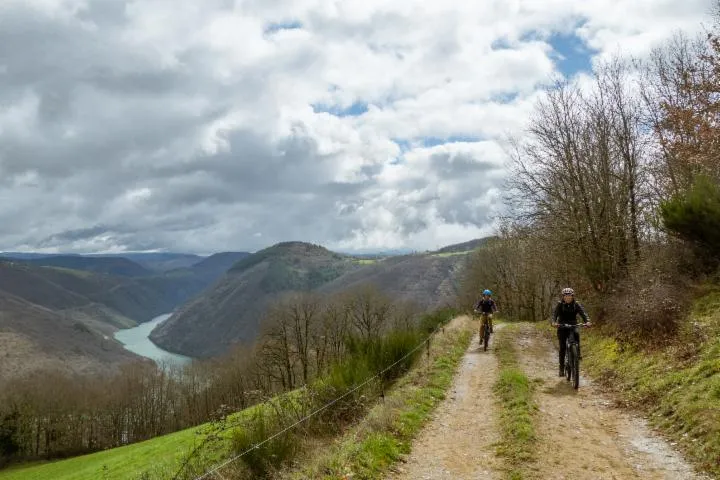 Image qui illustre: Balades en VTT à assistance électrique jusqu'au barrage de Pinet