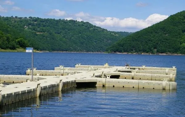 Image qui illustre: Location De Pontons Pour Bateaux