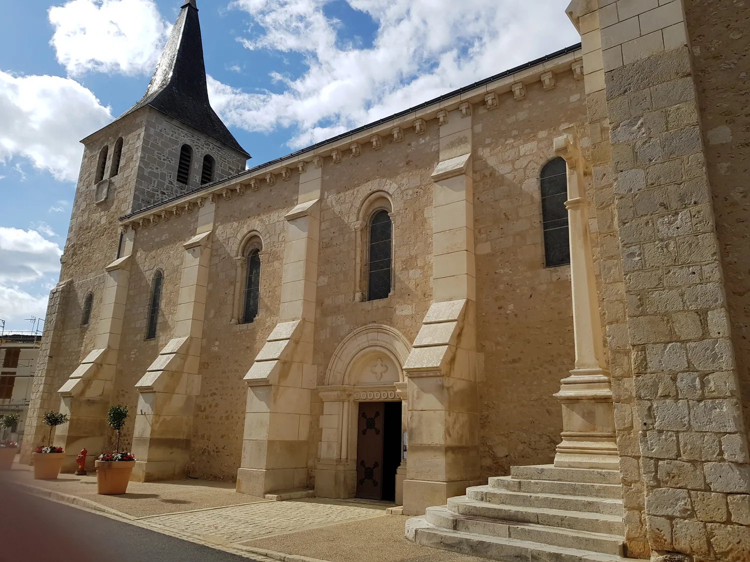 Image qui illustre: L’église Sainte-Marie-Madelaine à Lussac-les-Châteaux - 0