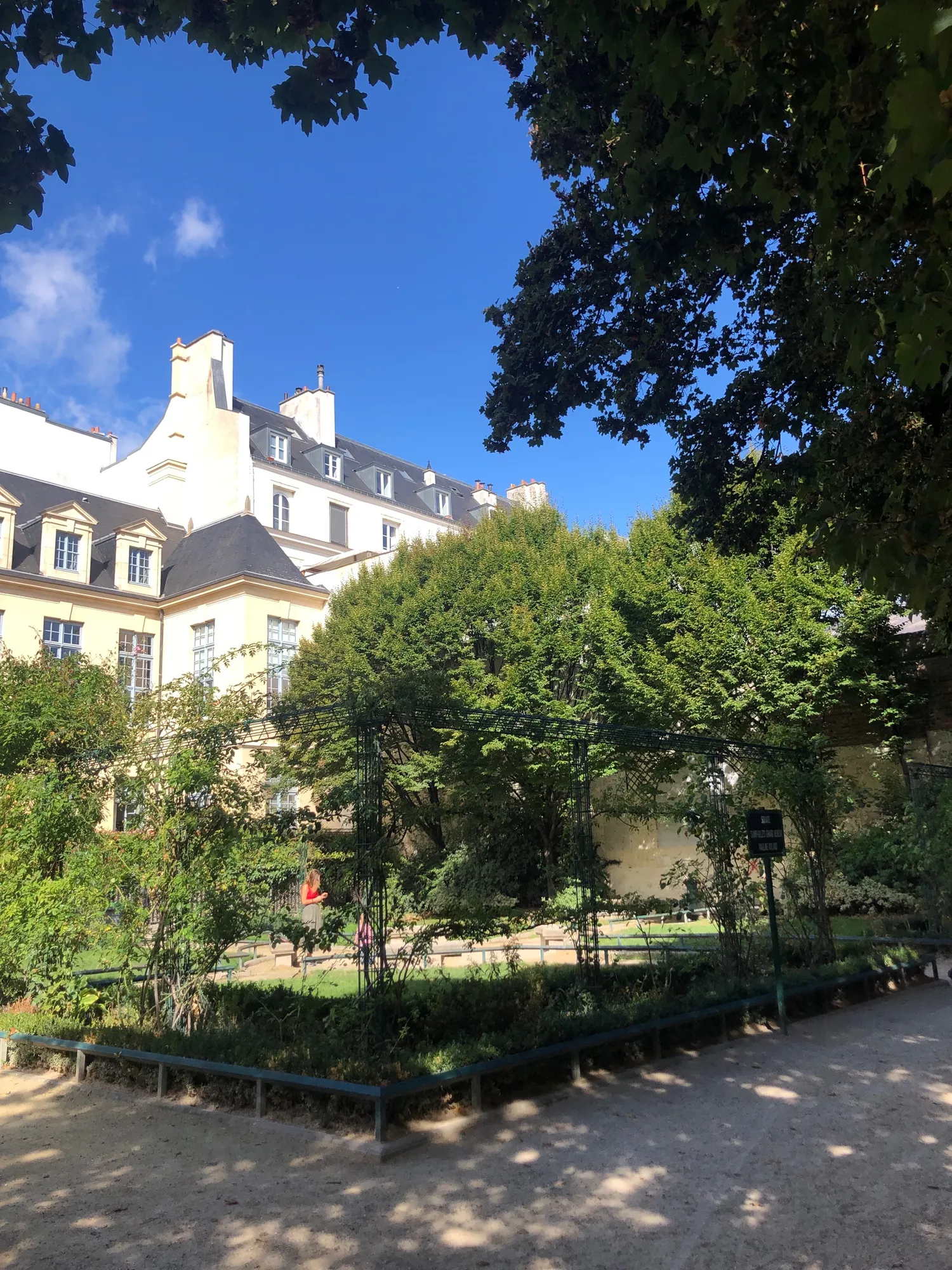 Image qui illustre: Jardin Saint-Gilles-Grand-Veneur-Pauline-Roland à Paris - 0