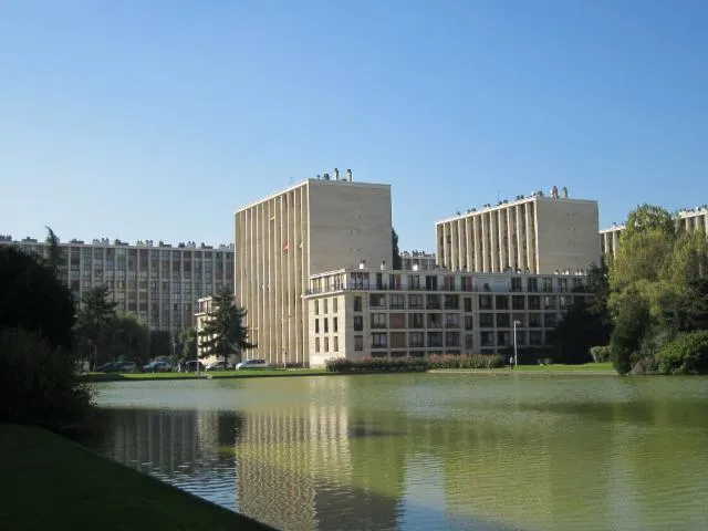 Image qui illustre: Visite commentée de l'architecture urbaine de Fernand Pouillon à Meudon-la-Forêt, organisée par le Comité de Sauvegarde des Sites de Meudon (CSSM)