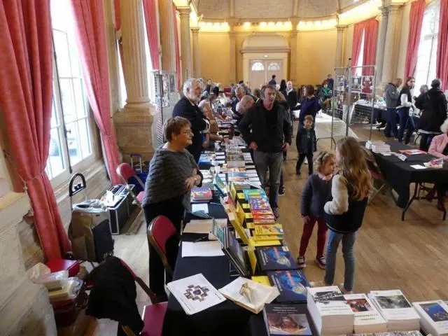 Image qui illustre: Salon Du Livre - Plume D'automne