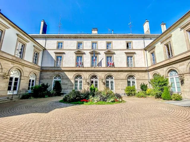 Image qui illustre: Découvrez les grands salons d'un joyau du XIXe siècle et son parc enchanteur