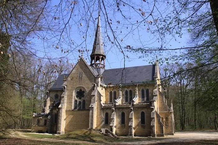 Image qui illustre: Découvrez une chapelle néo-gothique aux racines anciennes à Ville-sur-Arce - 0