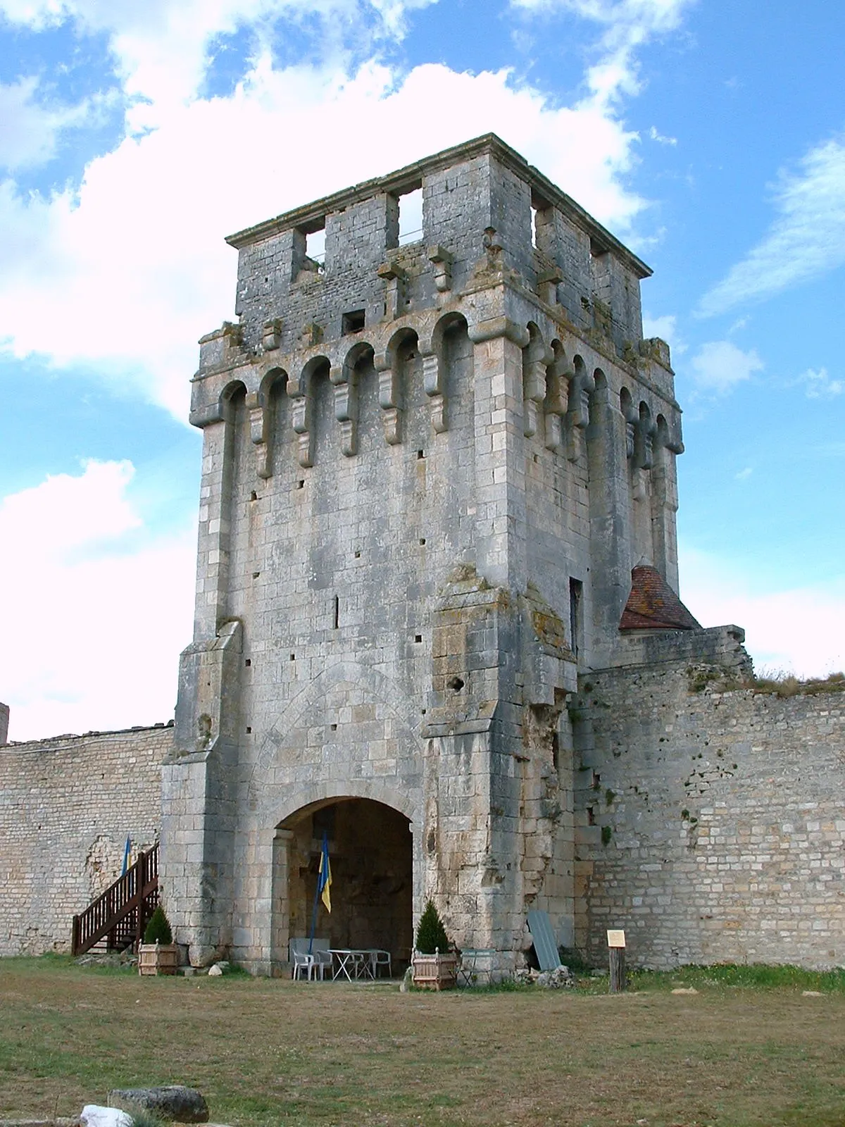 Image qui illustre: Château-Fort de Druyes à Druyes-les-Belles-Fontaines - 0