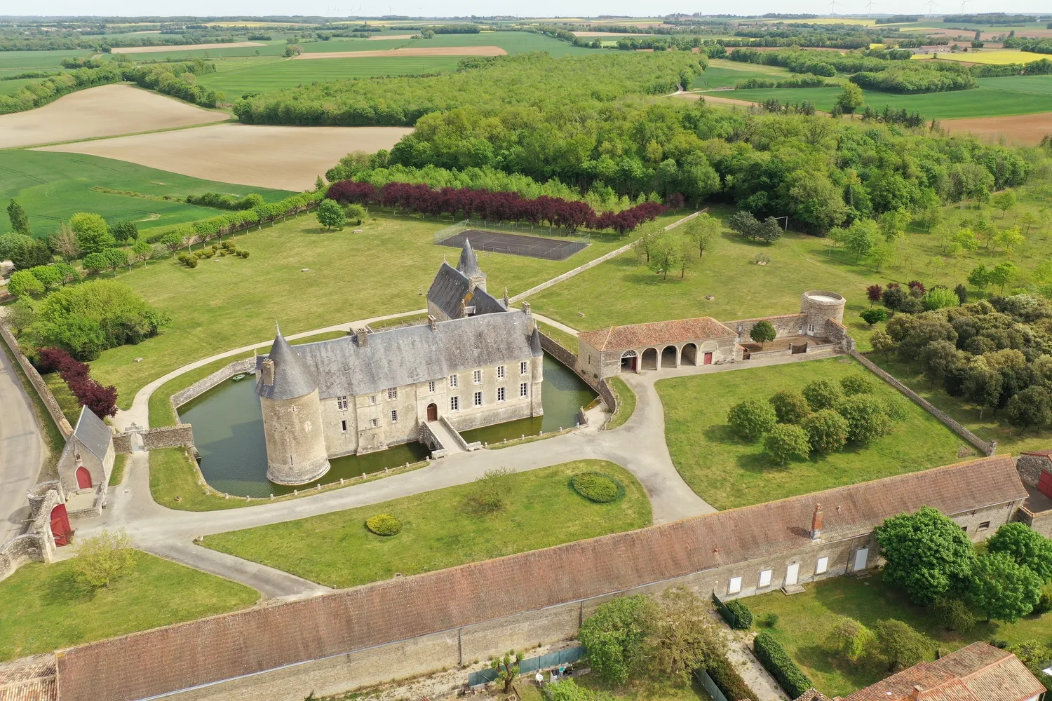 Image qui illustre: Sept siècles d'histoire et d'architecture d'un château médiéval aux décors Renaissance à découvrir à Paizay-Naudouin-Embourie - 0