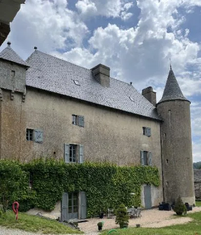 Image qui illustre: Suivez le guide au château de Larguiès !