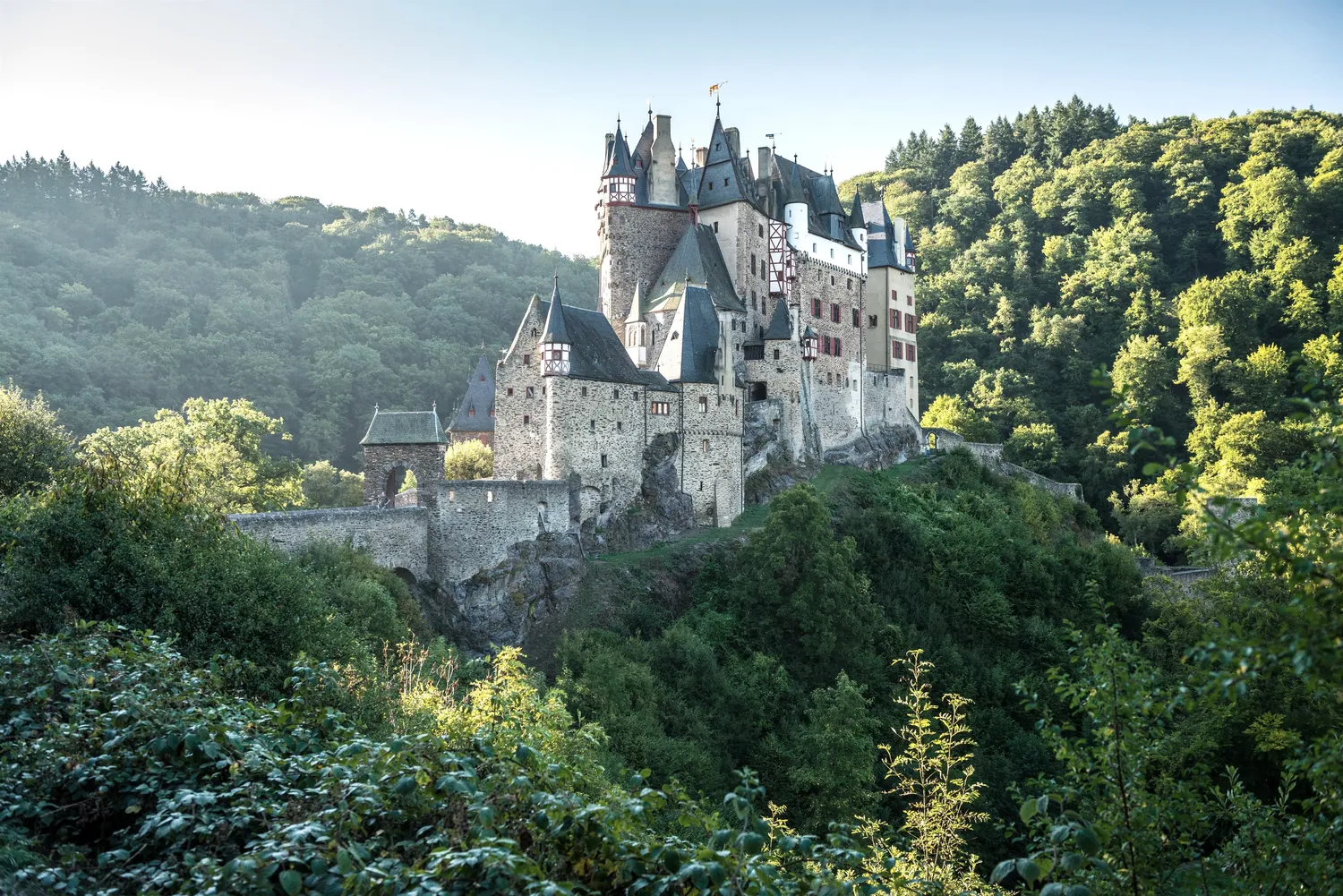Image qui illustre: Le château de Burg Eltz à  - 1