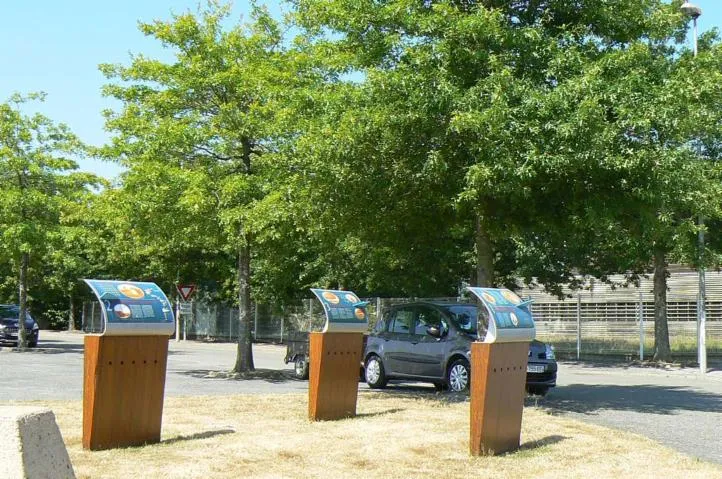 Image qui illustre: Base Aéronavale De La Ville En Bois