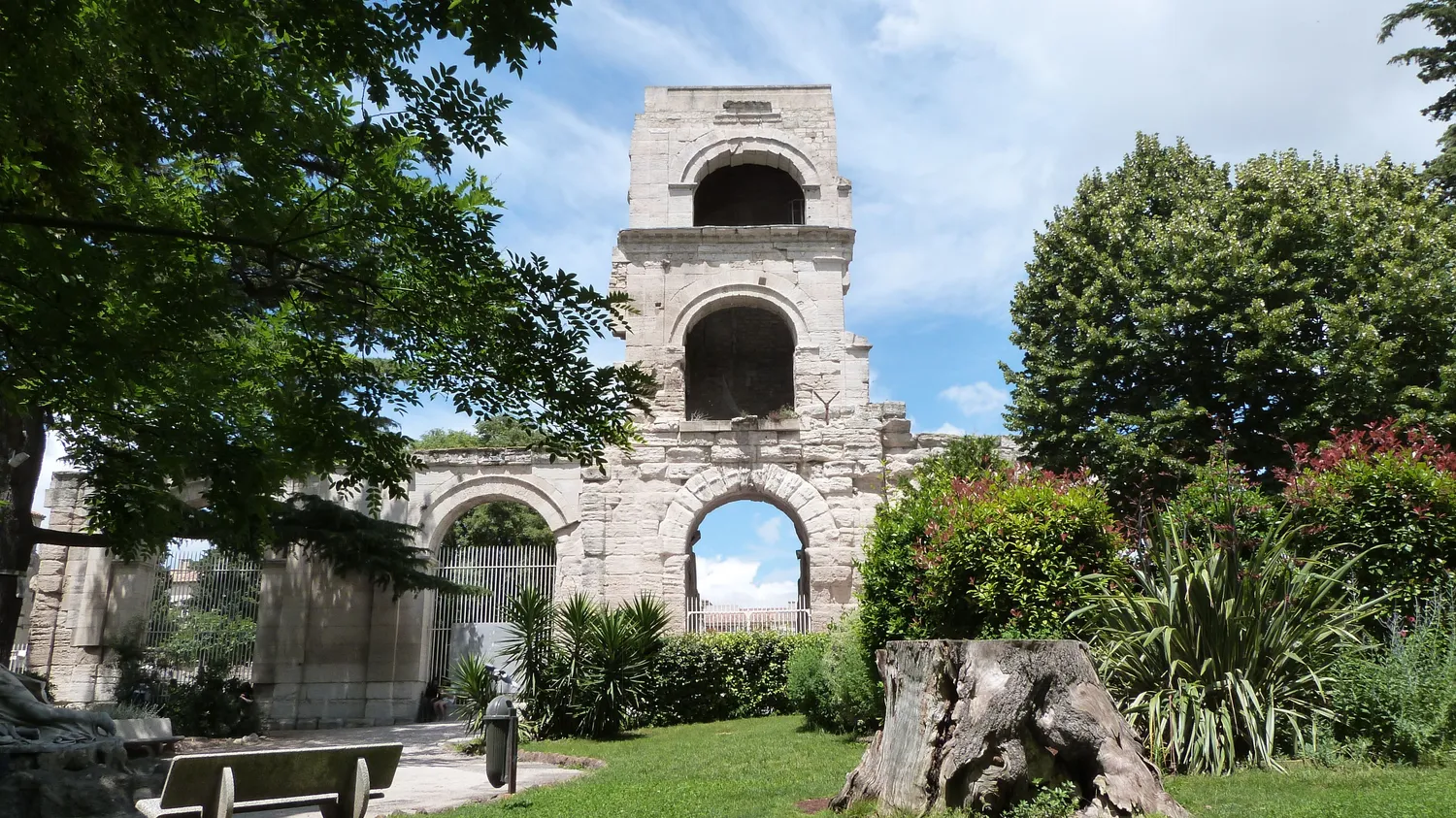 Image qui illustre: Le Jardin d'été à Arles - 0