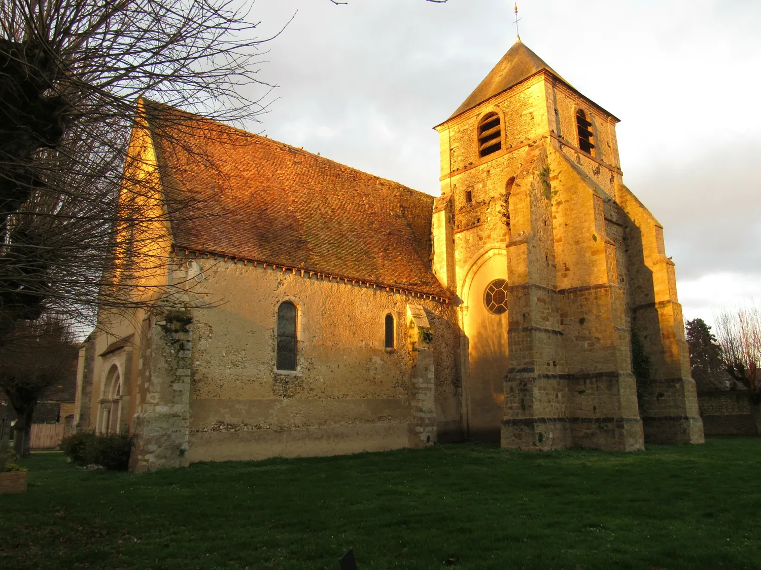 Image qui illustre: Visite libre de l'église Notre-Dame de la Nativité à Pont-sur-Vanne - 0