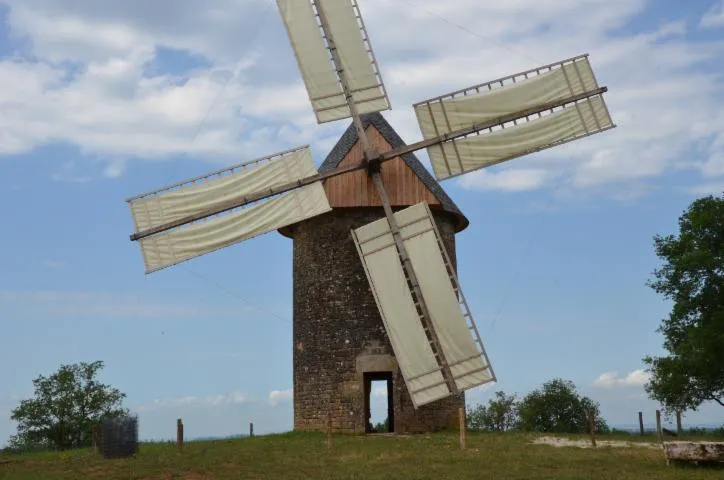 Image qui illustre: Moulin À Vent De Gignac