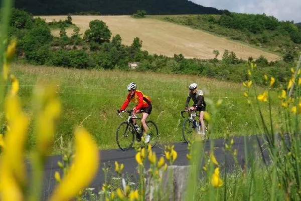 Image qui illustre: Cyclotourisme Des Causses À L'aubrac