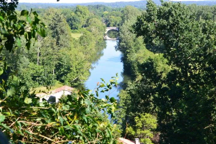 Image qui illustre: Pêcher Sur La Dronne Aval En Bateau : Parcoul - La Roche Chalais En Canoë Ou Barque Sur Le Biefs