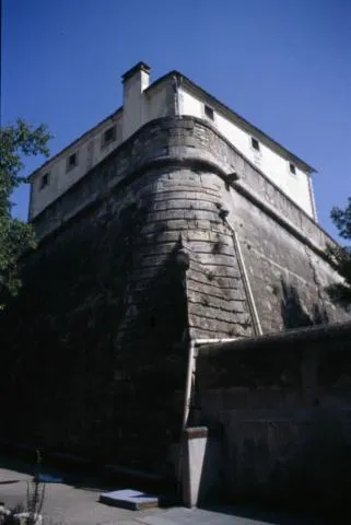 Image qui illustre: Découvrez l'université de Nîmes située dans l'ancien fort Vauban