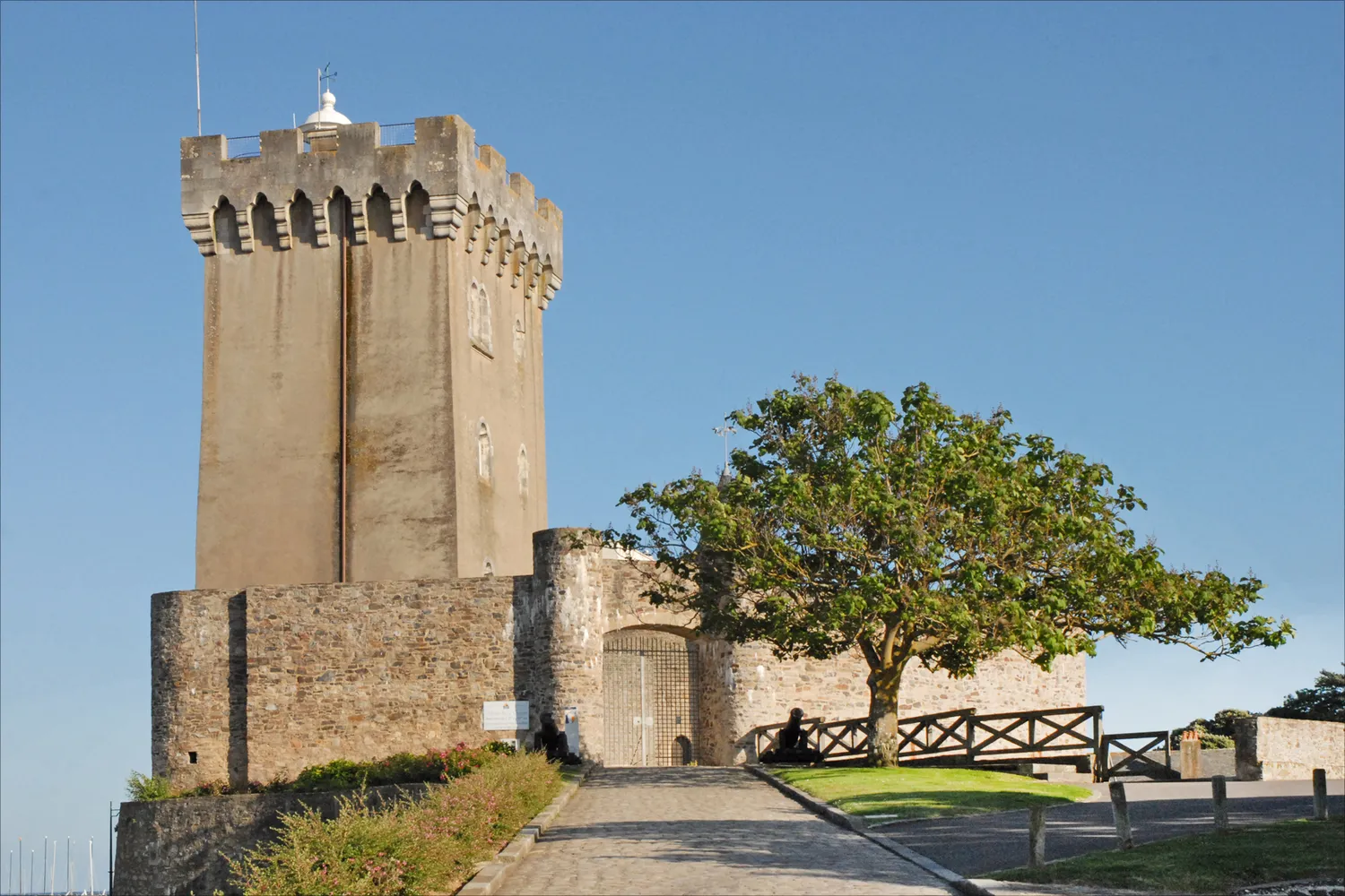 Image qui illustre: La Tour d'Arundel à Les Sables-d'Olonne - 1