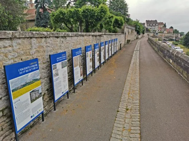 Image qui illustre: Admirez l'exposition  L'enceinte urbaine de Langres du IIIe au XXe siècle