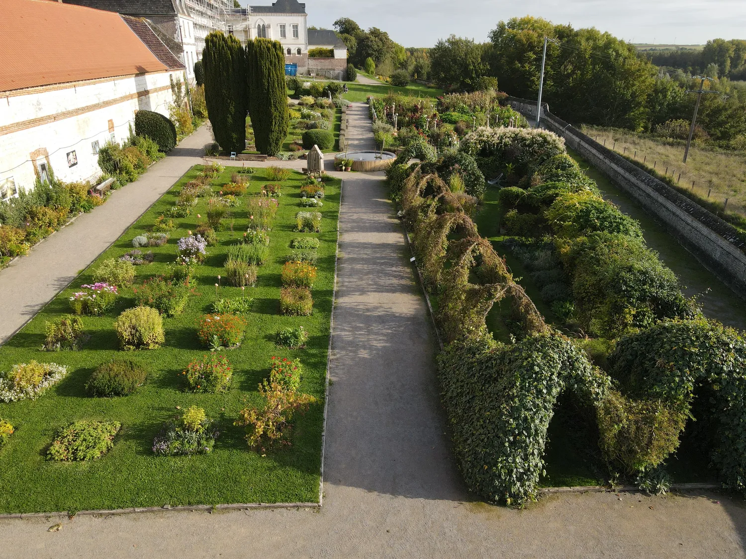 Image qui illustre: Visite découverte du jardin de la Chartreuse de Neuville à Neuville-sous-Montreuil - 0