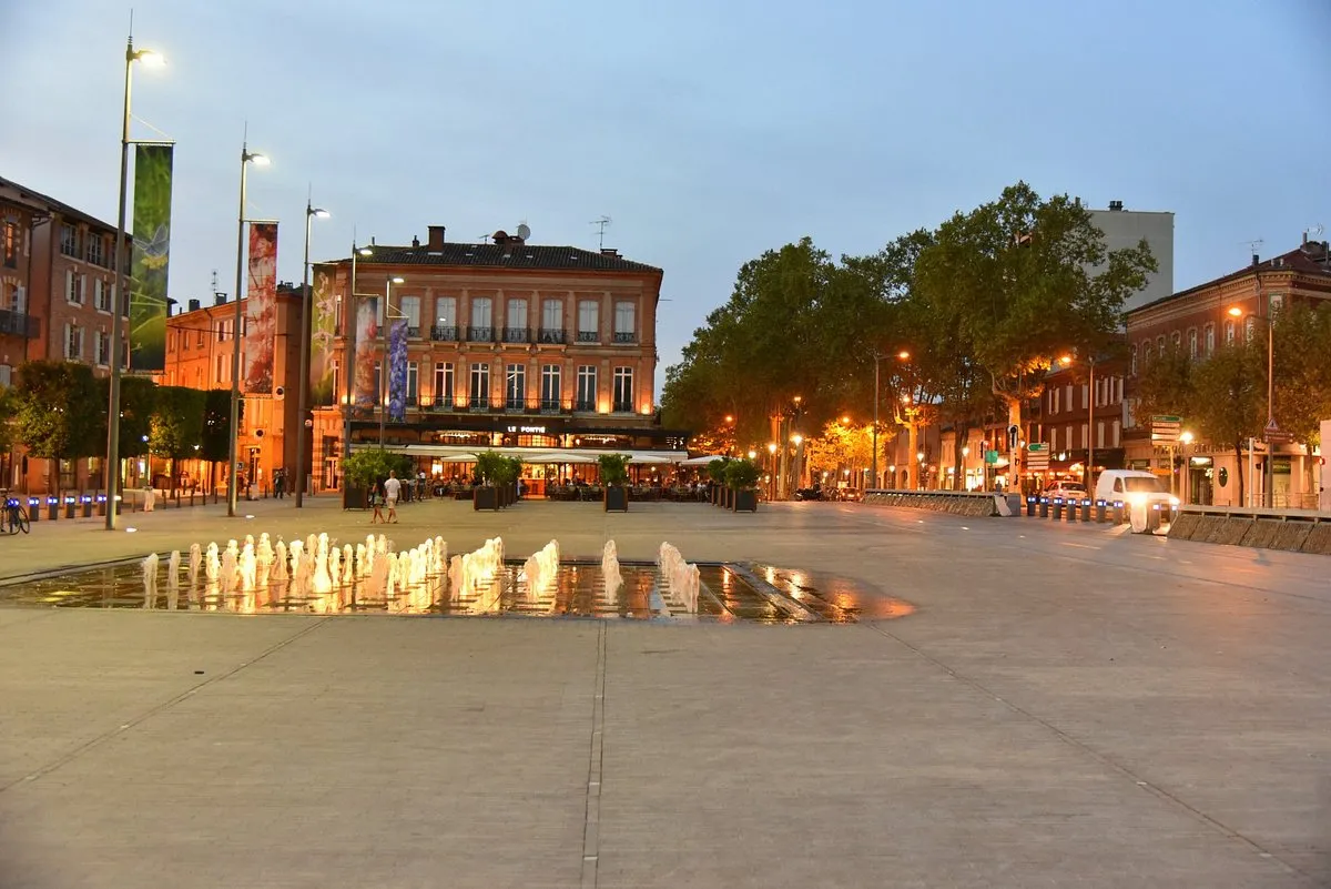 Image qui illustre: Place du Vigan à Albi - 1