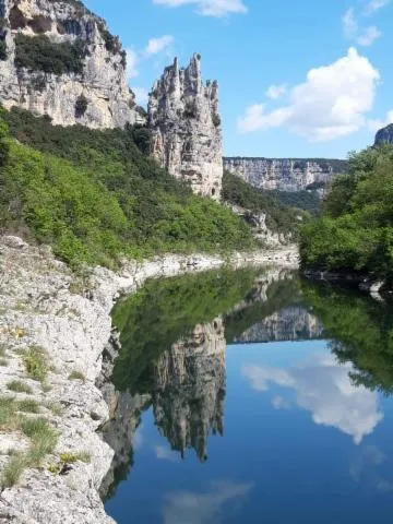 Image qui illustre: Randonnée nature accompagnée et visite de la grotte de la Madeleine