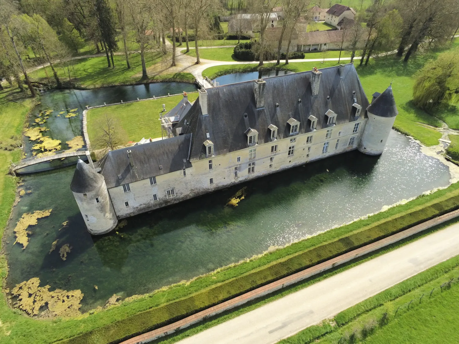 Image qui illustre: Visitez le château d'un grand ambassadeur de François Ier et son charmant parc à Silvarouvres - 0