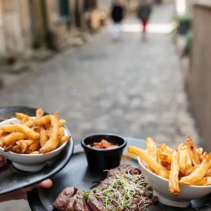 Image qui illustre: Le Boeuf Tient le Pavé