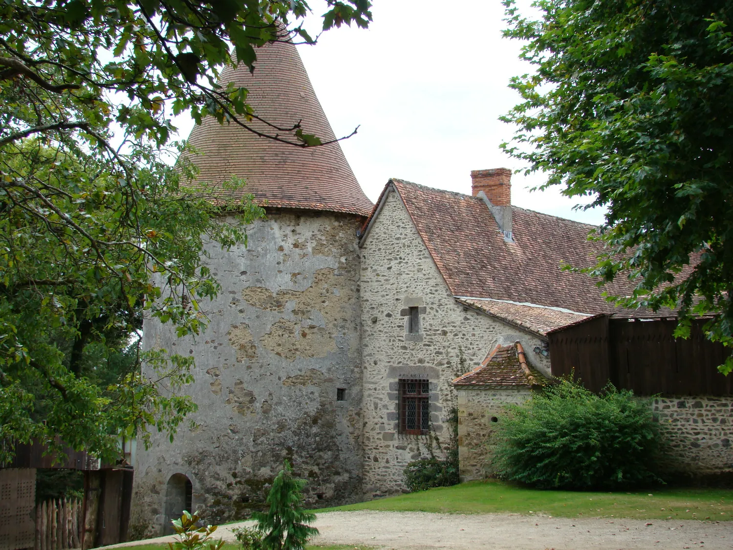 Image qui illustre: Profitez d'une visite guidée et de plusieurs animations autour d'un château d'exception ! à Terres-de-Haute-Charente - 0