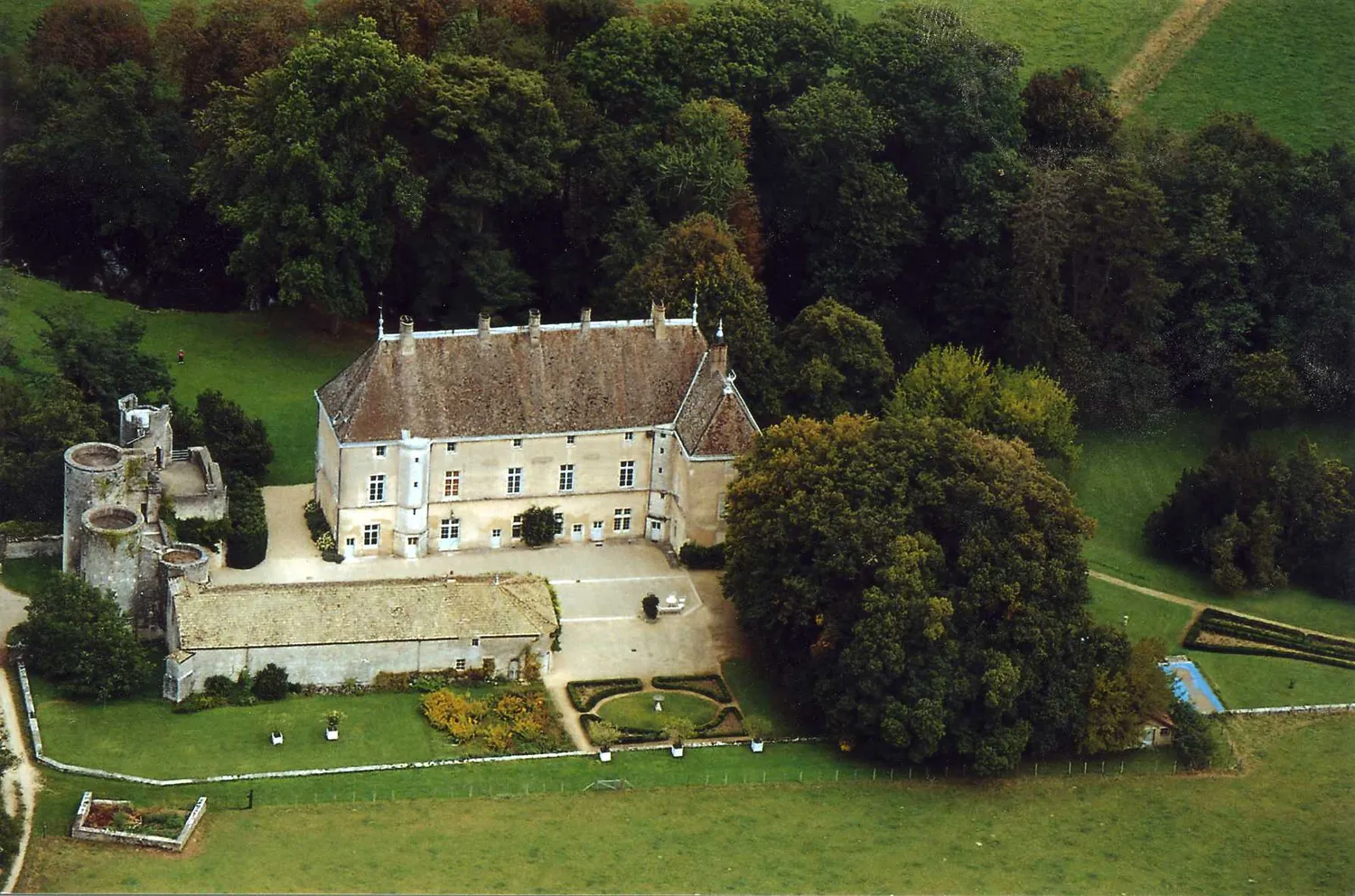 Image qui illustre: Château De Germolles à Mellecey - 0
