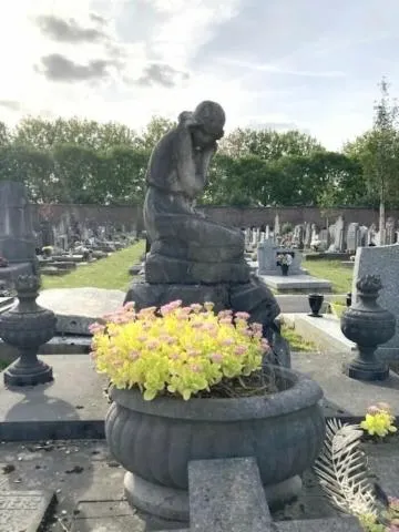 Image qui illustre: Belles âmes et grandes dames au cimetière de Roubaix