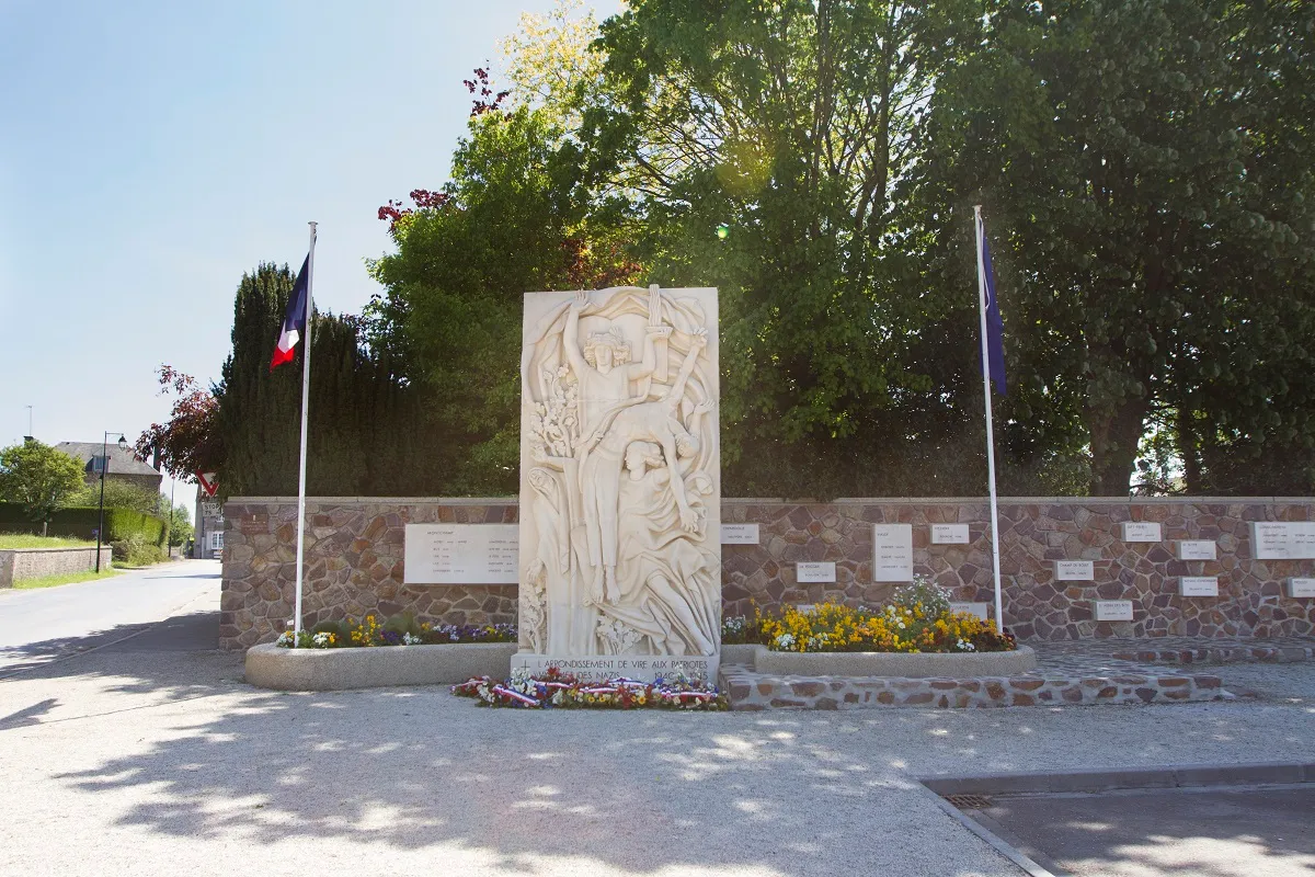 Image qui illustre: Visite Guidée Du Monument De Montchamp Et Du Cimetière De Saint-charles-de Percy à Valdallière - 2
