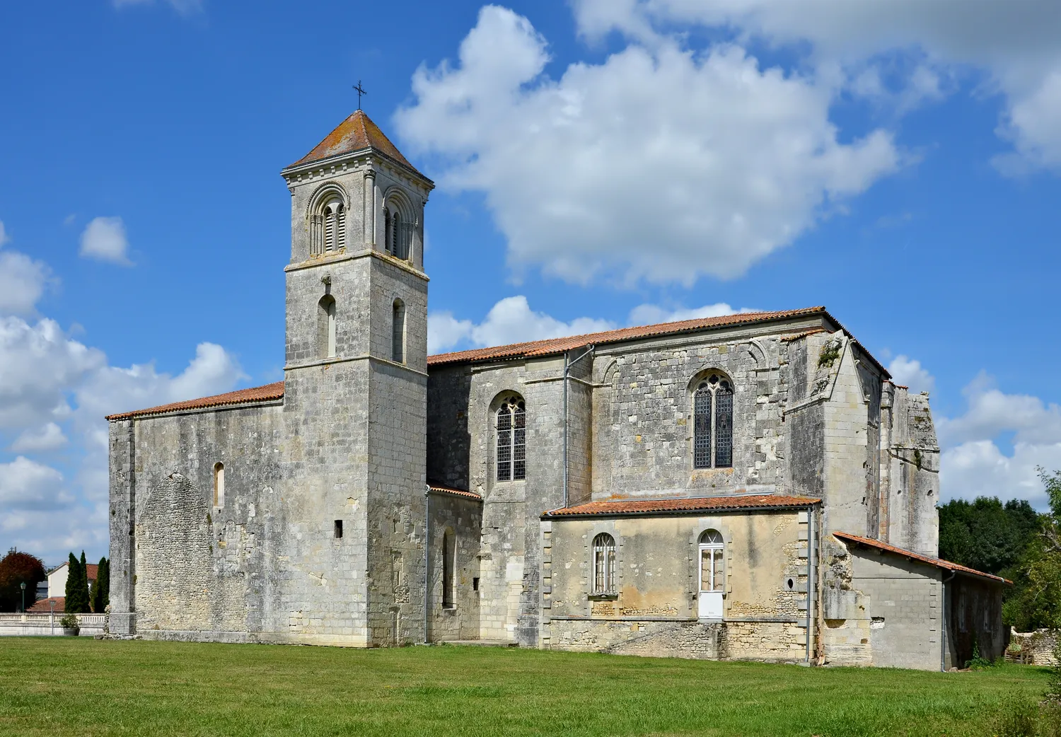 Image qui illustre: Abbaye Saint-Etienne à Baignes-Sainte-Radegonde - 0