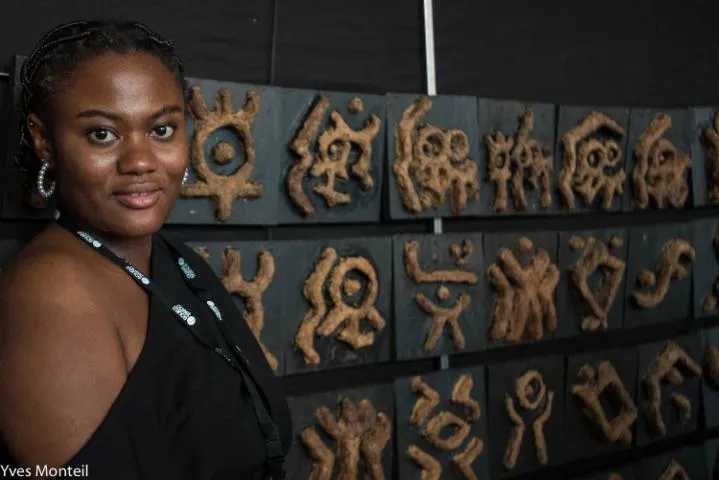 Image qui illustre: Carte blanche à l'artiste Elisabeth Kitata Kitenge - Fonds documentaire Tissé Métisse