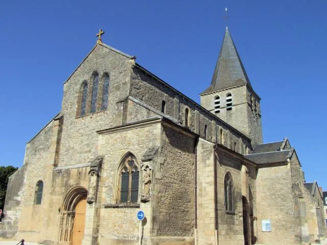 Image qui illustre: Eglise Saint Pierre De Saint-pierre-le-moûtier