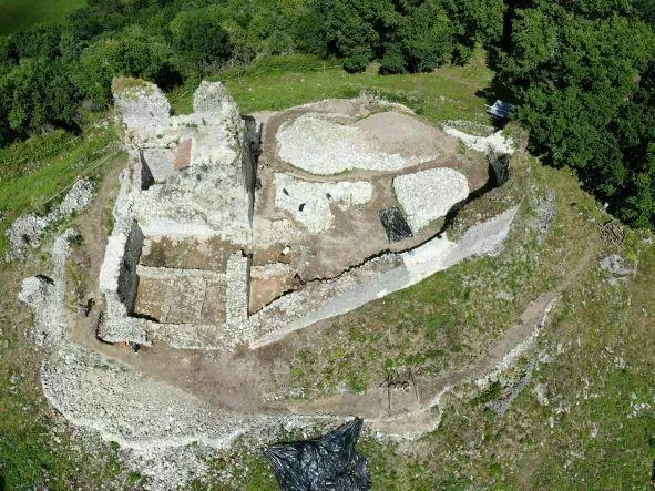 Image qui illustre: Visite commentée des vestiges du château et de son village médiéval