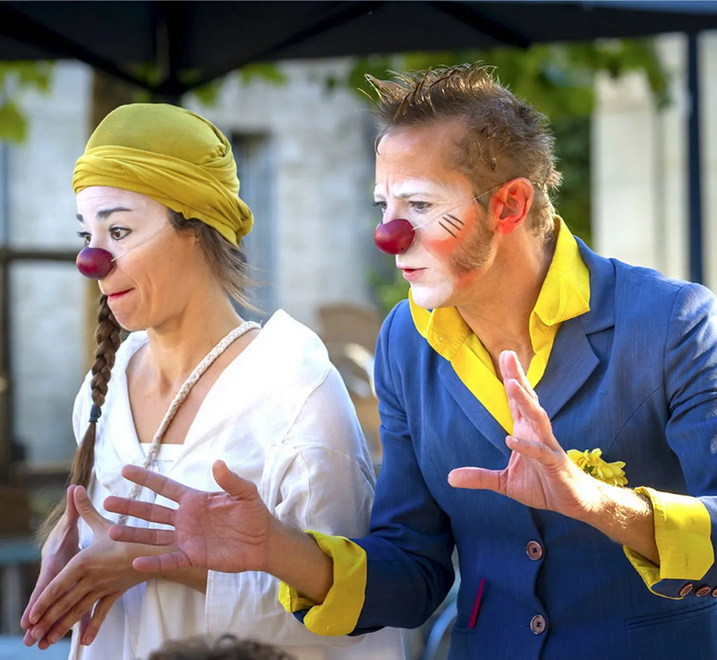 Image qui illustre: Le Cloître Aux Clowns - Visite-spectacle Par La Compagnie Née Au Vent à Arles - 0