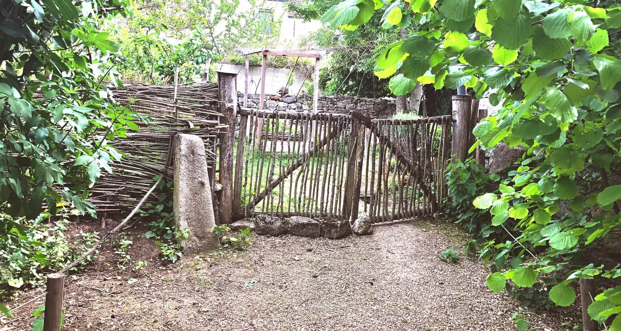 Image qui illustre: Visite guidée de la Ferme de la Cure et de son jardin en permaculture à Sailly - 0